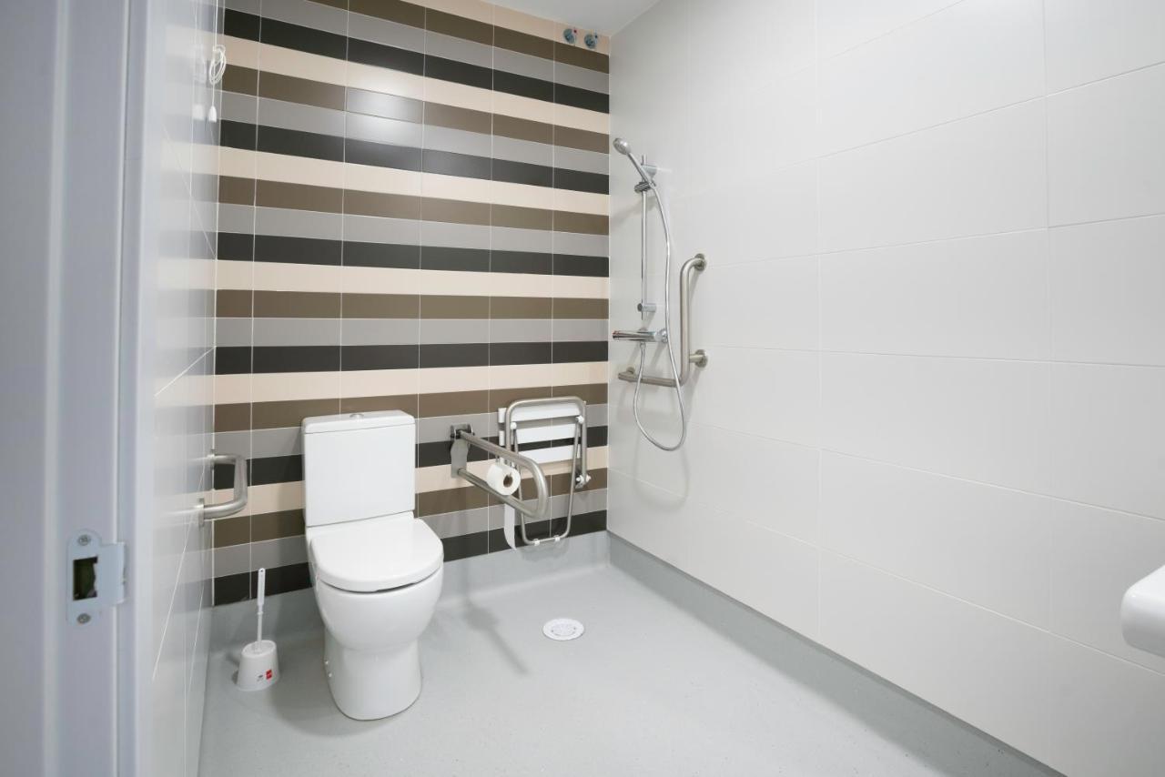 King Room with Roll-In Shower - Disability Access